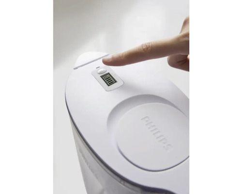 Prst stiskne tlačítko na filtrační konvici Philips s displejem