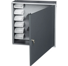 Šedá skříňka na nářadí s dvířky, klíčem a policemi