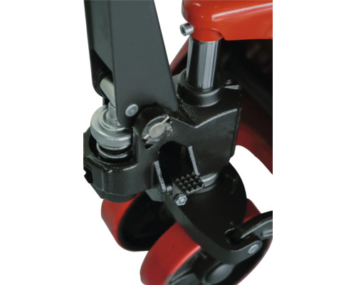 Detailní záběr komponent paletového vozíku, včetně nožního pedálu, hydraulického válce a koleček.