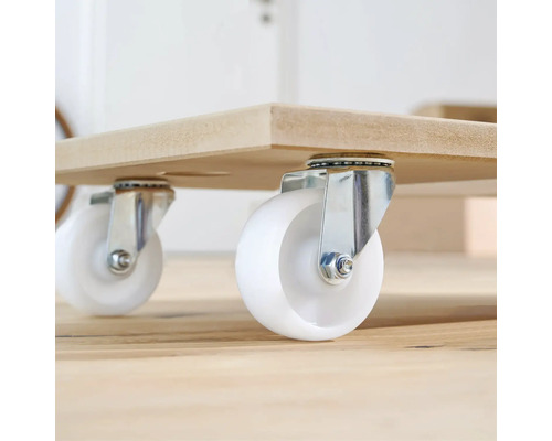 Nábytková kolečka se čtyřmi kolečky pod dřevěnou deskou