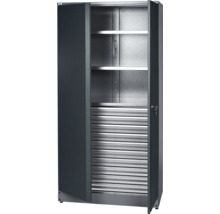 Otevřená skříň s křídlovými dveřmi, policemi a roletou