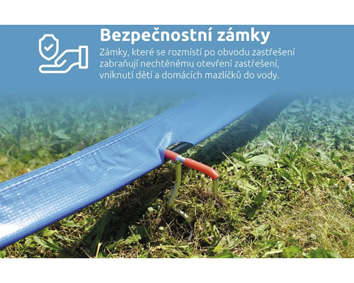 Detailní záběr zabezpečení bazénu, které zabraňuje nechtěnému otevření krytu bazénu.