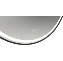 Detailní pohled na kulaté zrcadlo se světlem a ovládacím panelem