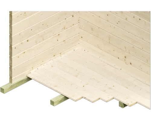 Rohová část dřevěného domu ve výstavbě s prkny a základovými trámy