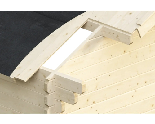 Detail pohledu na stěnu z hranolů s konstrukcí střechy