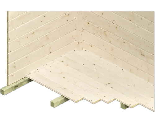 Detailní pohled na zahradní domek ve výstavbě s dřevěnými stěnami a dřevěnou podlahou