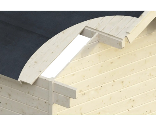 Detailní pohled na dřevěnou chatu ve výstavbě s dřevěnou konstrukcí