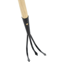 Zahradní kultivátor s dřevěnou rukojetí a třemi hroty