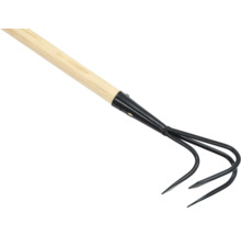 Zahradní kultivátor s dřevěnou rukojetí