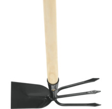 Kombinovaná motyka s dřevěnou násadou pro zahradnické práce