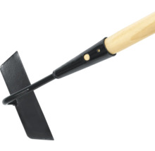 Motyka s dřevěnou násadou pro zahradní práce
