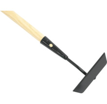 Zahradní motyka s dřevěnou rukojetí