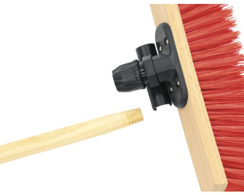 Koště s dřevěnou násadou a červenými štětinami