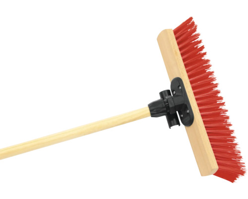 Koště s dřevěnou násadou a štětinami