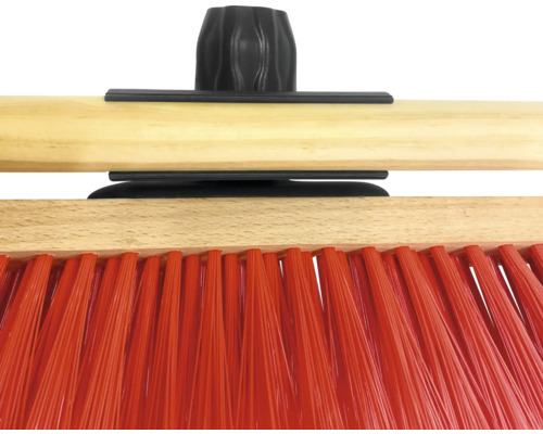 Detailní pohled na zametací kartáč s dřevěnou rukojetí a plastovými štětinami