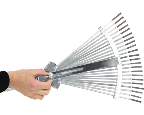 Ruka nastavuje nastavitelný vějířový hrábě.