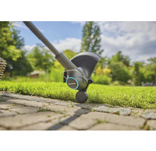 Akumulátorová sekačka na trávu Gardena při použití na okrajích trávníku
