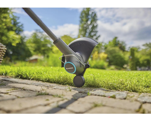 Akumulátorová sekačka na trávu Gardena při použití na okrajích trávníku