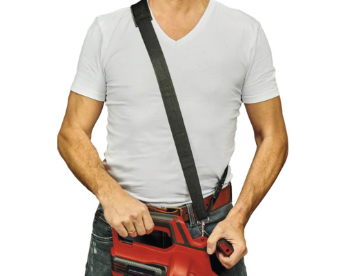 Osoba nosí foukač listí s popruhem přes rameno.