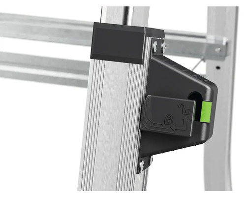 Detail hliníkového žebříku s černým zamykacím zařízením