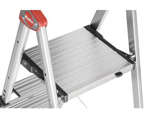 Detailní záběr hliníkového žebříku s rýhovanými stupni od společnosti Hailo