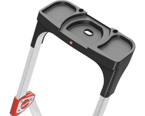 Detailní pohled na domácí žebřík s odkládací miskou