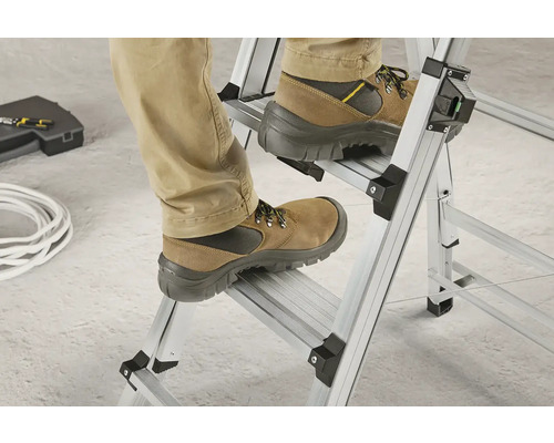 Osoba s bezpečnostní obuví na hliníkovém žebříku