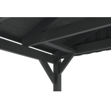Detailní pohled na dřevěnou konstrukci zahradního pavilonu