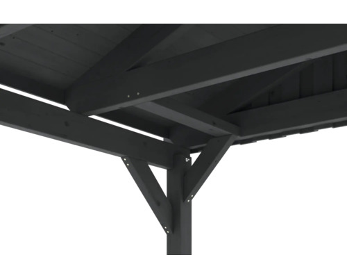 Detailní pohled na dřevěnou konstrukci zahradního pavilonu