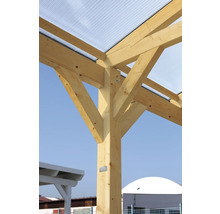 Detail dřevěného carportu s průhlednou střechou