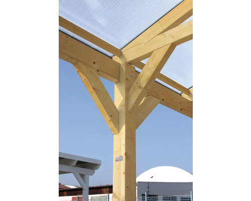Detail dřevěného carportu s průhlednou střechou