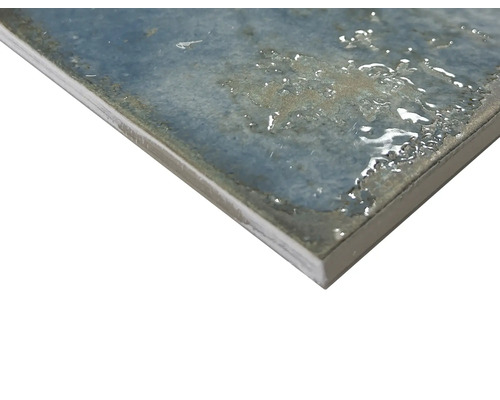 Detailní pohled na glazovanou obkládačku