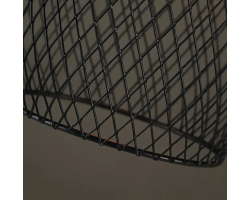 Detailní záběr stínidla lampy z černého kovového drátu