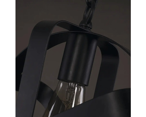 Detailní pohled na černé závěsné svítidlo s viditelnou žárovkou