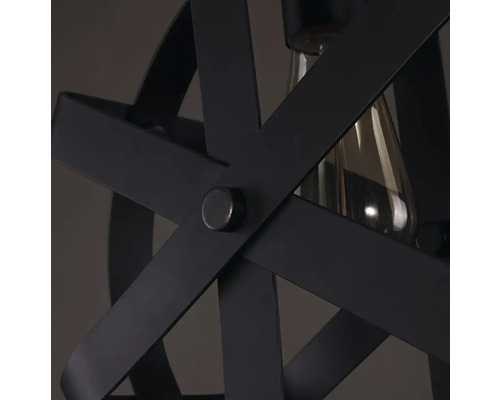 Detailní záběr černého závěsného svítidla s dekorativním designem