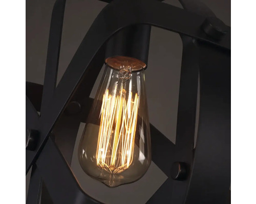 Detailní záběr lampy s žárovkou a kovovým rámem