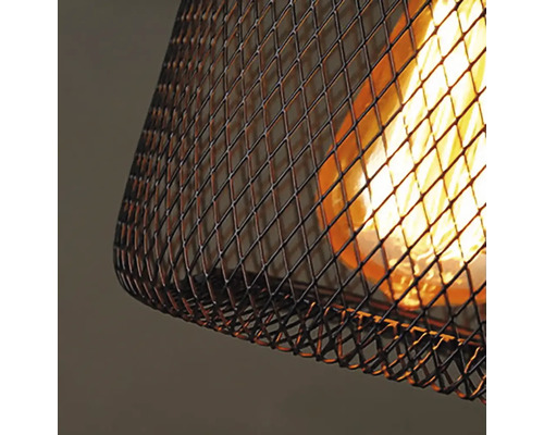 Detail lampy s klecovým stínidlem a žárovkou