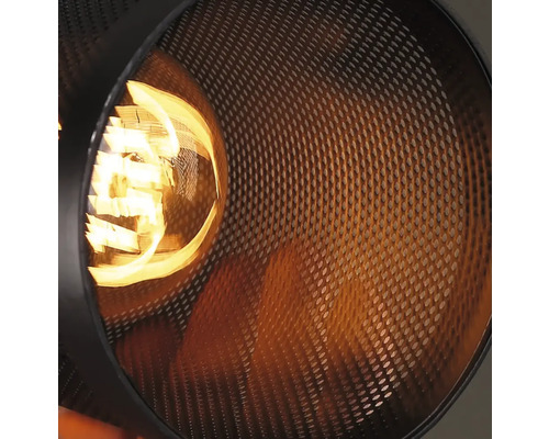 Detail lampy s kovovým sítkem