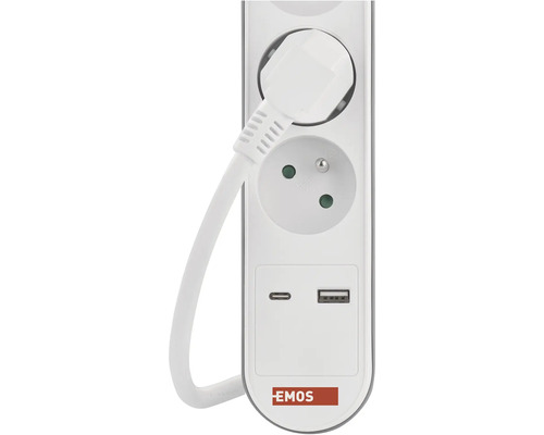 Prodlužovací kabel s USB porty a zapojenou zástrčkou