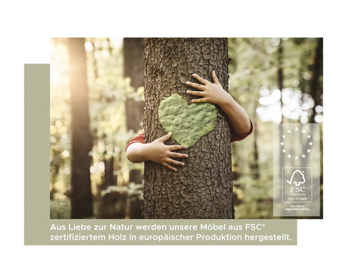 Osoba objímá strom s mechovým srdcem a pečetí FSC pro odpovědné lesní hospodářství