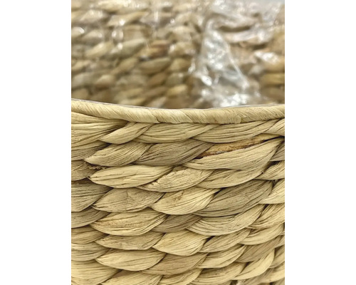 Detailní pohled na pletený koš z vodního hyacintu