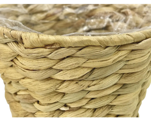 Detailní pohled na květináč z pleteného přírodního materiálu