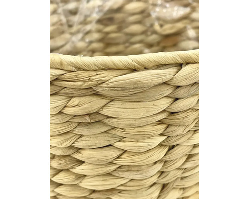 Detailní záběr pleteného koše z přírodních materiálů