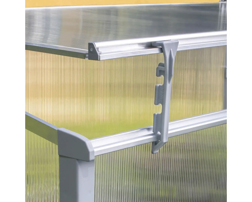 Detailní pohled na skleník s polykarbonátovými deskami a hliníkovým rámem.