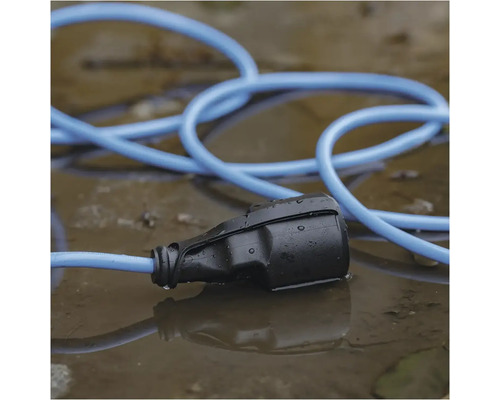 Prodlužovací kabel se zástrčkou na mokrém povrchu