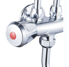 Detail chromované baterie s červenou značkou