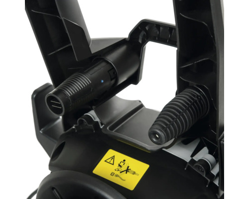 Detailní pohled na vysokotlaký čistič s přípojkami a varováními