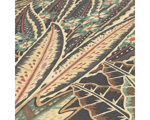 Detailní záběr textilního designu s motivy listů a květin