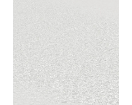 Detail bílé tapety s jemnou strukturou