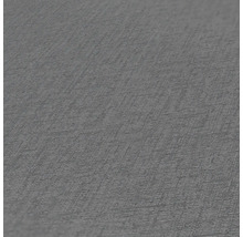 Detailní pohled na šedou tapetu s jemnou strukturou.